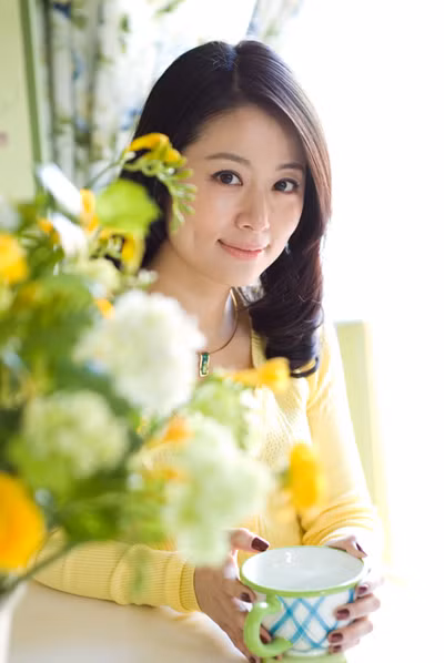 14 năm có thể thay đổi mọi thứ, nhất là đối với làng giải trí. Có người nổi tiếng, có người tuột dốc, riêng Lâm Tâm Như thì cho rằng, thời gian 14 năm đã giúp cô trưởng thành, từ một cô gái trong sáng trở thành người phụ nữ chín chắn, đẹp hơn, mặn mà hơn. Đặc biệt, gu thời trang của cô cũng "lên ngôi" trông thấy. Rất nhiều bạn gái "kết" style thời trang thanh lịch nhưng không kém phần quyến rũ của cô. Ảnh: baidu Xem thêm: 47 tuổi vẫn 'điềm nhiên' diện váy khiếm nhã