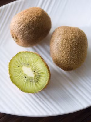 Kiwi có lượng chất xơ khá nhiều, giúp quá tình tiêu hóa, hấp thụ và loại bỏ những chất dư thừa trong cơ thể. Thành phần undetached trong kiwi có thể đẩy nhanh tốc độ tiêu hóa, tăng tỉ lệ trao đổi chất, giúp giảm cân nhanh chóng. Kiwi chứa carotenoids có lợi cho sức khỏe, các hợp chất phenolic và chất chống oxy hóa, bao gồm cả vitamin C, vitamin E và giàu chất chống oxy hóa giúp ức chế các cholesterol quá trình oxy hóa.