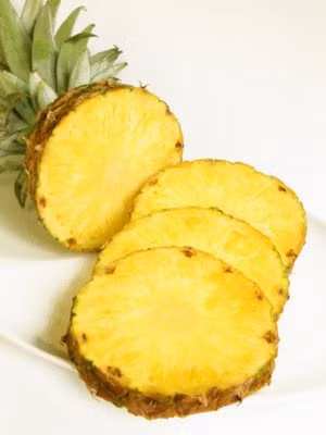 Dứa có tác dụng tiêu hóa vì nó rất giàu bromelain, còn được gọi là các enzym dứa, tương tự như vai trò của các enzym papain có thể phá vỡ các protein hòa tan các chất béo, giúp tiêu hóa protein, và làm giảm lượng mỡ mà cơ thể hấp thụ. Trong dứa có protease và chất xơ có thể giúp loại bỏ các chất béo dư thừa trong ruột và các chất có hại khác vừa tốt cho tiêu hóa, vừa tốt cho việc giảm cân.