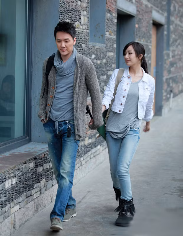 Phong cách chọn quần jean của Dương Mịch cũng có vài phần giống Phạm Băng Băng, với chiếc quần sáng màu thiết kế đơn giản phối hợp với áo jacket và giày thời trang khiến người đẹp khá phong cách. Phong cách chọn quần jean của Dương Mịch cũng có vài phần giống Phạm Băng Băng, với chiếc quần sáng màu thiết kế đơn giản phối hợp với áo jacket và giày thời trang khiến người đẹp khá phong cách.