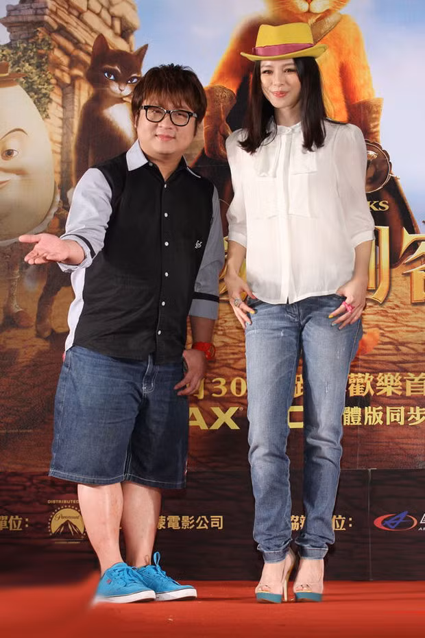 Từ Nhược Tuyên cũng khá thoải mái và phong cách với quần jean đơn giản màu xanh với áo sơ mi màu trắng đơn giản. Đặc biệt thêm chiếc mũ nam màu vàng càng khiến hình tượng của cô trẻ trung hơn so với tuổi thực. Từ Nhược Tuyên cũng khá thoải mái và phong cách với quần jean đơn giản màu xanh với áo sơ mi màu trắng đơn giản. Đặc biệt thêm chiếc mũ nam màu vàng càng khiến hình tượng của cô trẻ trung hơn so với tuổi thực.