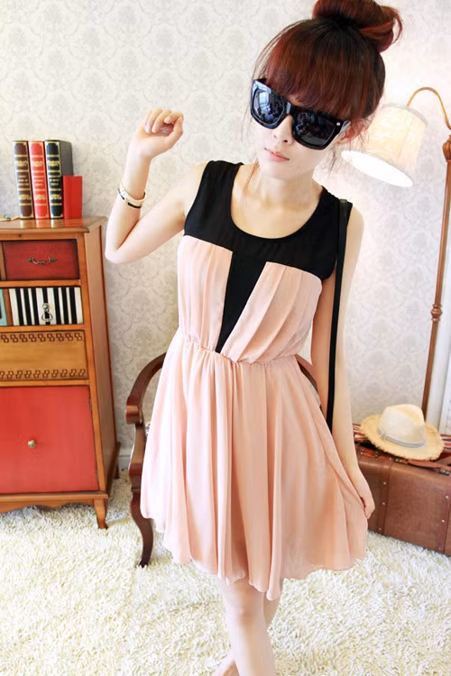 Váy liền thân với hai màu hồng đen tôn lên được vẻ đẹp nữ tính của bạn gái. Váy liền thân với hai màu hồng đen tôn lên được vẻ đẹp nữ tính của bạn gái.