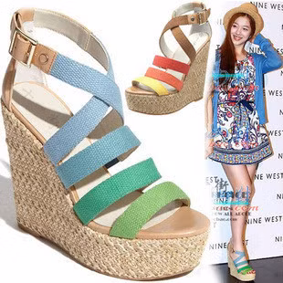 Cô em út dễ thương của f(x) tuy đã cao 1m69 nhưng vẫn diện dôi sandal ngất ngưởng khi ra ngoài.