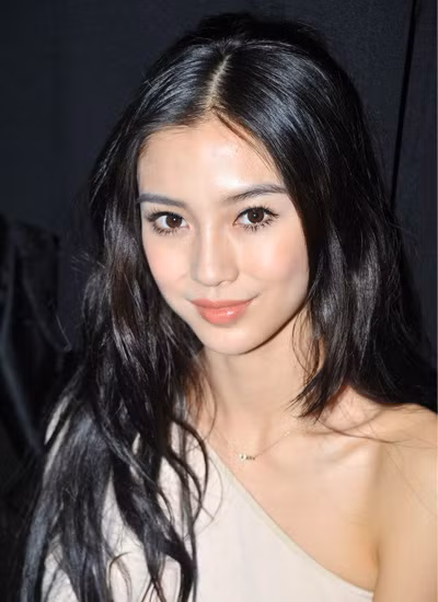 Mái tóc đen dài tự nhiê,n ôm theo khuôn mặt thon đẹp của Angelababy.