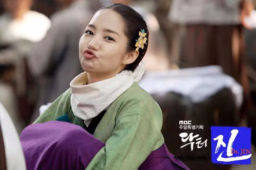 Park Min Young tranh thủ nghỉ giải lao làm xấu một chút.