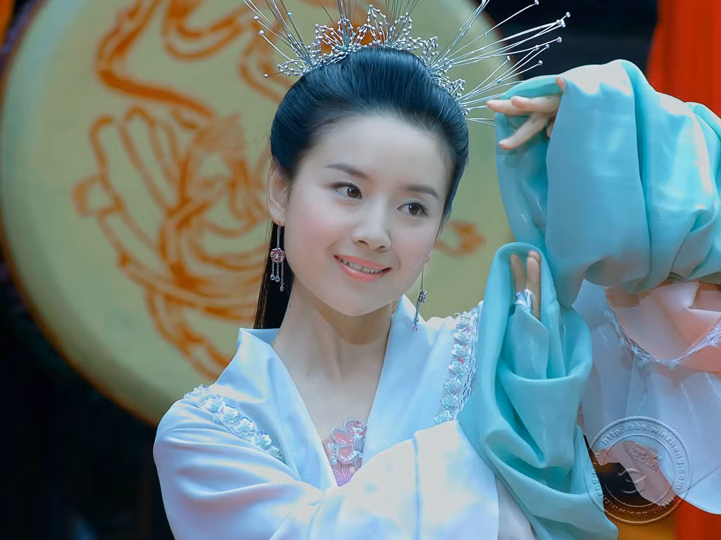 "Chúc Anh Đài" Đổng Khiết với vẻ đẹp tinh khôi.