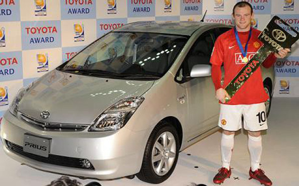 Rooney bên chiếc Toyota Prius, phần thưởng anh nhận được từ hãng xe Nhật Bản. Rooney bên chiếc Toyota Prius, phần thưởng anh nhận được từ hãng xe Nhật Bản.