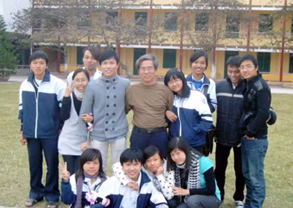 Thầy Khoát giản dị bên cạnh học trò. Thầy Khoát giản dị bên cạnh học trò.