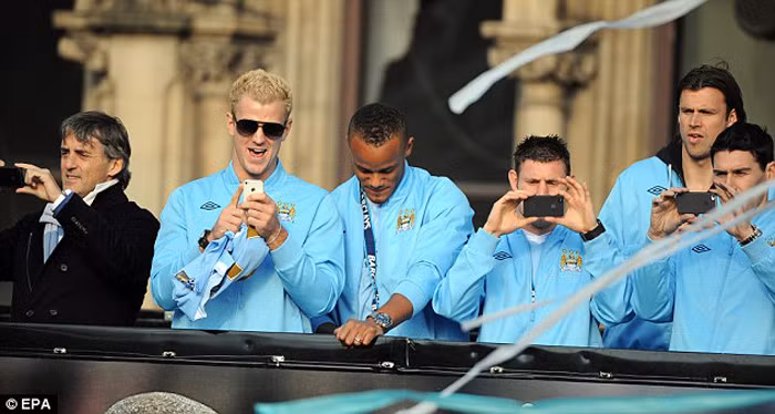 Man City diễu hành mừng cúp.