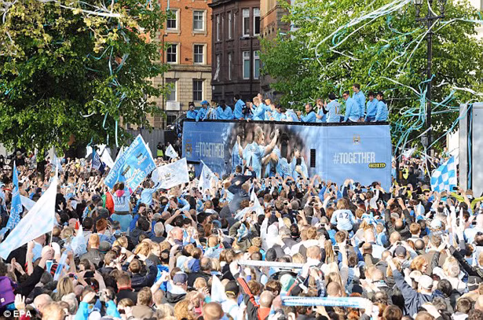 Vincent Kompant, Roberto Mancini, Edin Dzeko, Joe Hart, Carlos Tevez, Stuart Taylor, Owen Hargreaves… đều tham gia mừng công, chỉ Mario Balotelli vắng mặt. (Xem thêm: Sao Man City ‘bay đêm’ mừng cúp)
