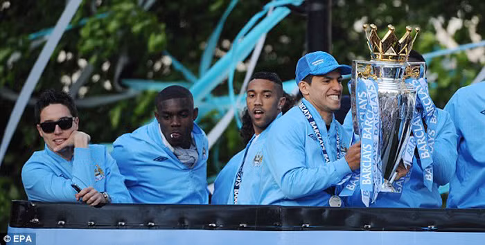 Man City diễu hành mừng cúp.