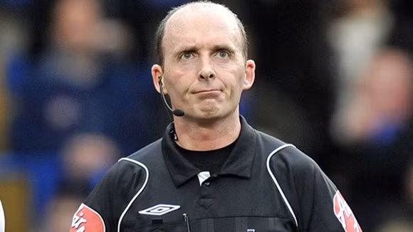 Mike Dean từng nhiều lần va chạm với Sir Alex.