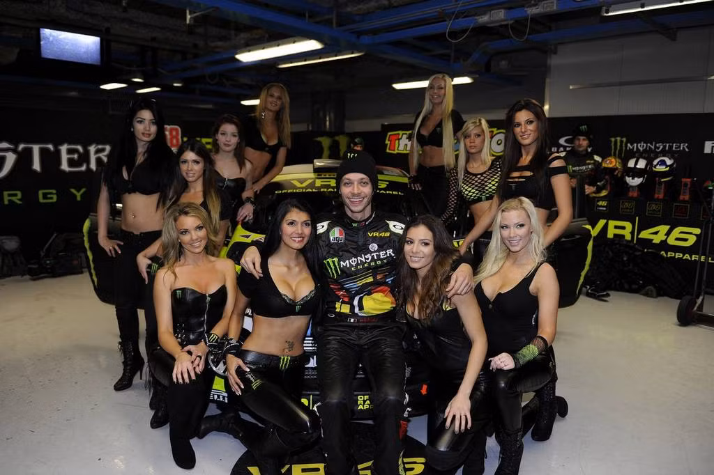 Tay đua Valentino Rossi cùng các người đẹp.