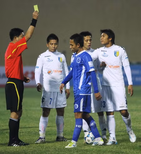 Các trọng tài đang phải tiêu tiền nhà. Các trọng tài đang phải tiêu tiền nhà.