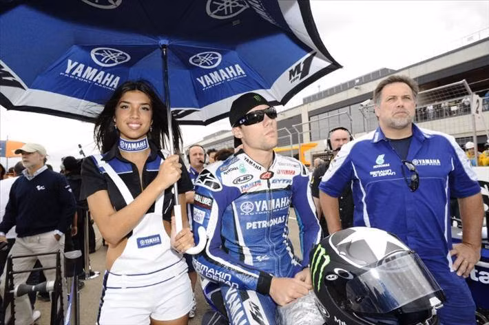 Những bông hồng rạng người bên đường đua MotoGP Aragón, Đông Bắc Tây Ban Nha Những bông hồng rạng người bên đường đua MotoGP Aragón, Đông Bắc Tây Ban Nha