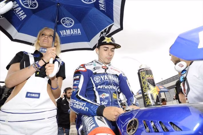 Những bông hồng rạng người bên đường đua MotoGP Aragón, Đông Bắc Tây Ban Nha Những bông hồng rạng người bên đường đua MotoGP Aragón, Đông Bắc Tây Ban Nha