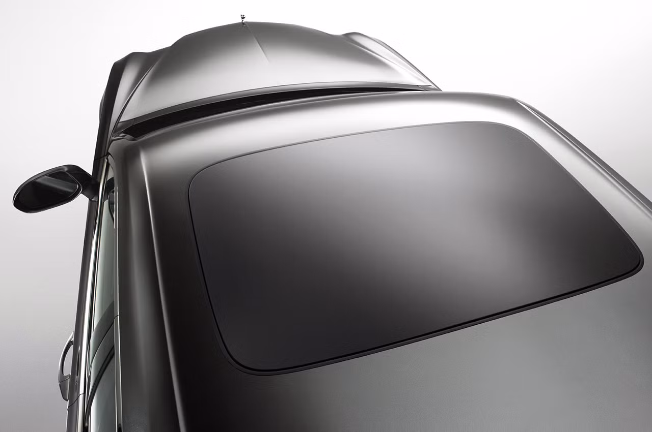 Thiết kế bên ngoài của 2013 Mulsanne Mulliner Driving Specification không có nhiều thay đổi so với bản tiêu chuẩn, vẫn mang phong cách tinh tế và sang trọng vốn có của những chiếc xe đến từ Anh. Ngoại thất xe nổi bật với bộ vành hợp kim nhôm kích cỡ 21” được sơn và đánh bóng rất bắt mắt.