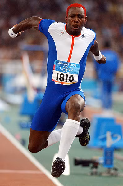 Phillips Idowu của Anh, Athens, 2004. Bộ quần áo này thể hiên rõ tình yêu nước của người mặc nó, và cũng rất hợp với màu tóc của anh chàng. Dù cho nó có thể không hợp mắt nhiều người, nhưng công sức bỏ ra để mặc nó rất đáng trân trọng.