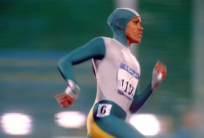 Cathy Freeman của Úc, Sydney, 2000. Trước khi bạn cười và nói Cathy Freeman trông thật kỳ cục khi mặc đồ bó toàn thân có mũ với màu xanh ngọc, chuối và sữa kết hợp, hãy xem mình có thể chạy 400m trong vòng 49.11 giây và giành huy chương vàng cho đất nước của mình hay không? Tất nhiên là không, vì vậy hãy im lạng quay trở lại với bộ pijama hoa lá cành của mình!