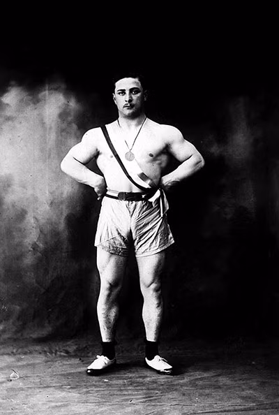 Roger François của Pháp, Amsterdam, 1928. Râu được tạo kiểu tuyệt vời, eyeliner màu bạc nhẹ được khuyến khích sử dụng, thắt lưng lụa hào nhoáng, tất một màu táo bạo, dáng đứng mạnh mẽ…nhưng chiếc quần đùi chắc chắn có vấn đề!