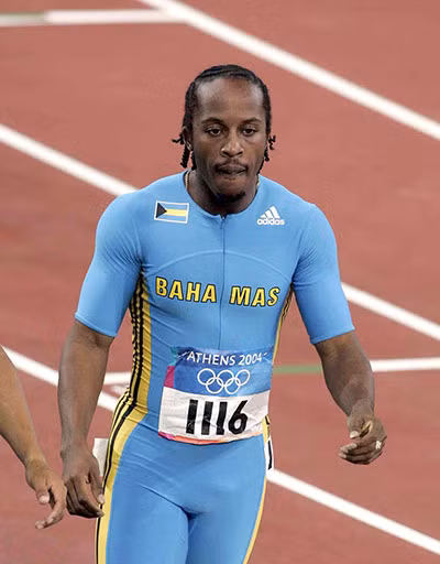 Christopher Brown của Bahamas, Athens, 2004. Màu xanh này quả là đi trước thời đại. Những sọc vàng và đen ở hai bên khiến cho Christopher Brown trông như đang lướt cùng với gió khi đang chạy vậy.