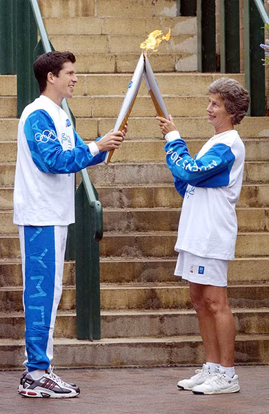 Tim Henman and Virginia Wade của Anh, Lễ trao đuốc Olympic, 2004. Những bộ quần áo này trông không hợp và rất rẻ tiền, đi cũng với sự thiếu chăm sóc về tóc đã biến bức hình này thành một thảm họa.