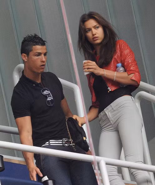 Iker Casillas - Sara Carbonero. Xabi Alonso - Nagore. Cristiano Ronaldo – Irina Shayk. Wesley Sneijder – Yolanthe Cabau. Gerard Pique – Shakira. Rafael van der Vaart – Sylvie. Theo Walcott - Melanie Slade. Steven Gerrard – Alex Curran. Sergio Ramos - Lara Alvarez. Gianluigi Buffon - Alena Seredova.