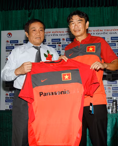 HLV Phan Thanh Hùng đã chính thức trở thành “thuyền trưởng” của ĐTVN.