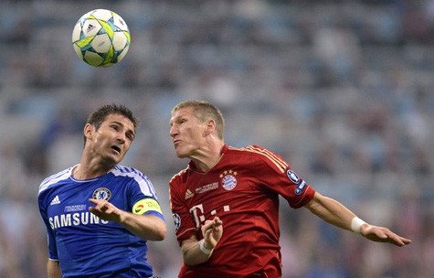 Schweinsteiger (phải) bền bỉ như một cỗ máy nhưng hiệu quả không thực sự cao.