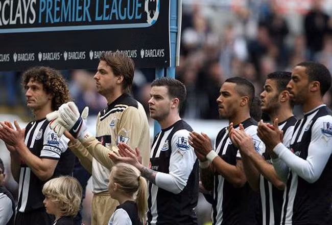 Các cầu thủ Newcastle hướng về Muamba.