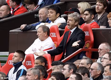 Sau Ferguson đến lượt Wenger khổ sở vì trọng tài?