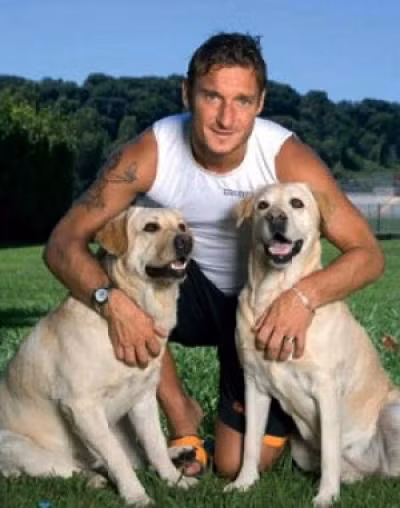 Totti cùng Ariel và Flipper.