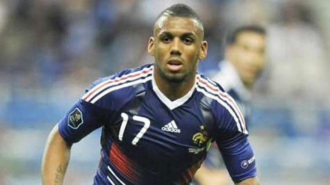 M'Vila trong màu áo tuyển Pháp.