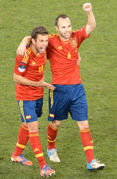 Iniesta và Jordi Alba, hai thành viên cũ và mới của Barca. Iniesta và Jordi Alba, hai thành viên cũ và mới của Barca.