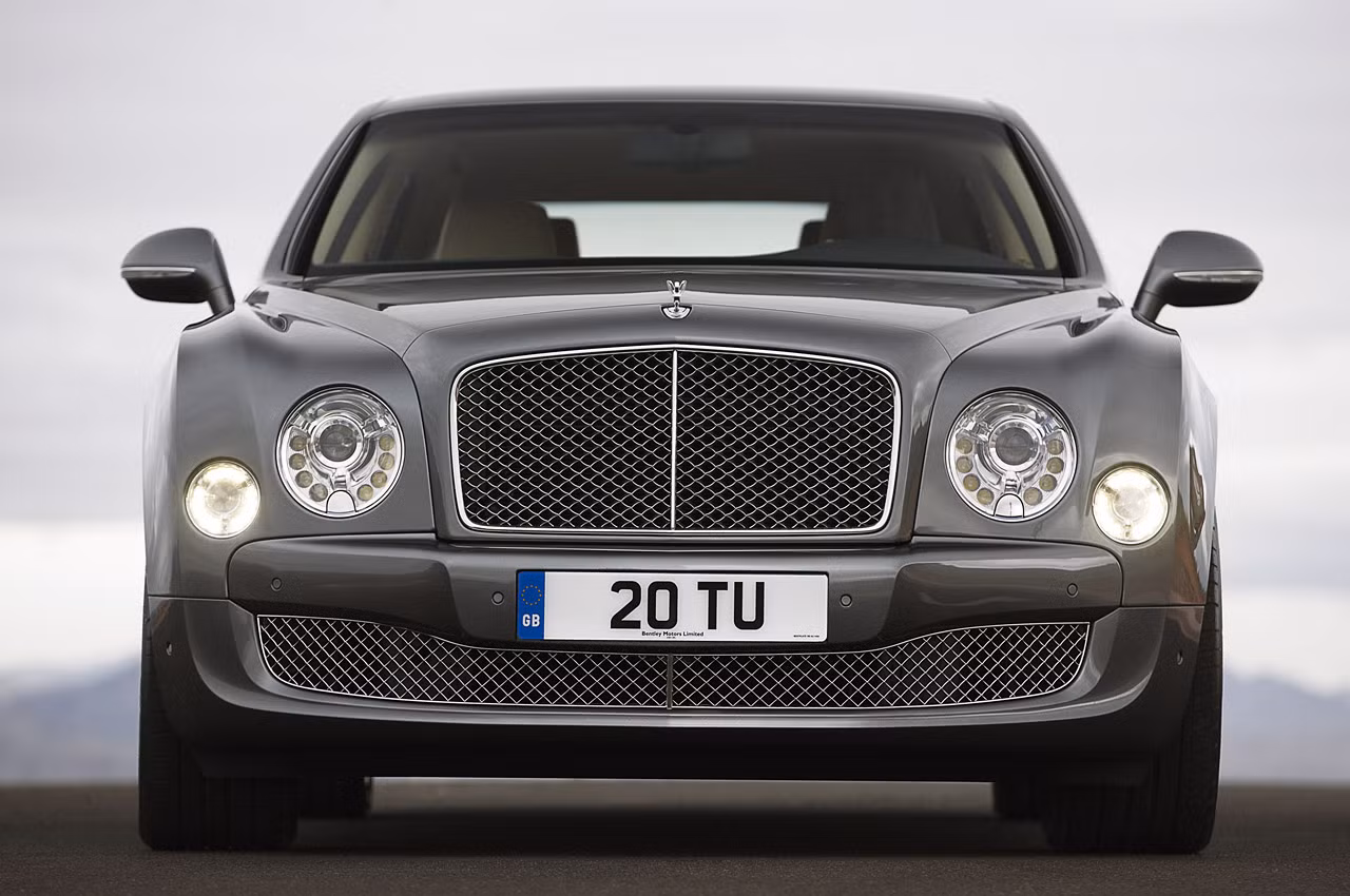 Thiết kế bên ngoài của 2013 Mulsanne Mulliner Driving Specification không có nhiều thay đổi so với bản tiêu chuẩn, vẫn mang phong cách tinh tế và sang trọng vốn có của những chiếc xe đến từ Anh. Ngoại thất xe nổi bật với bộ vành hợp kim nhôm kích cỡ 21” được sơn và đánh bóng rất bắt mắt.