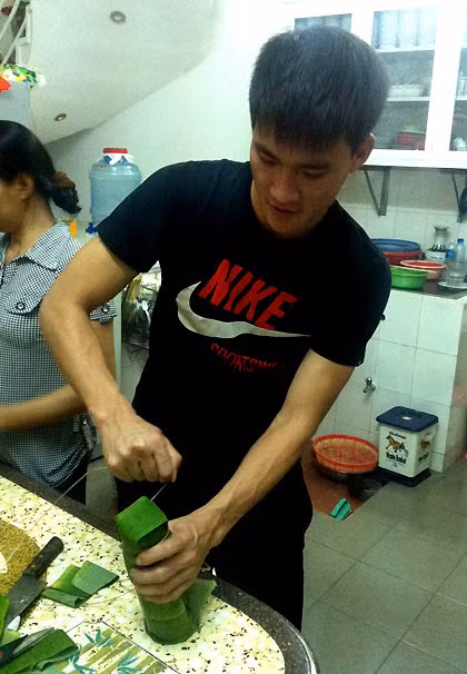 Nhưng sức dài vai rộng của chàng trai trẻ hợp nhất với công đoạn cuốn dây bánh cho chặt.