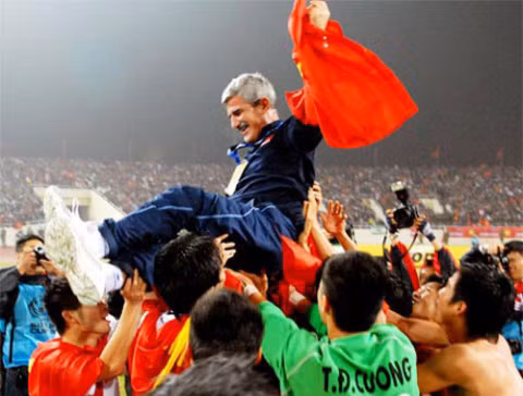 Việt Nam đánh bại Thái Lan và vô địch AFF Cup 2010 trên sân nhà Mỹ Đình.