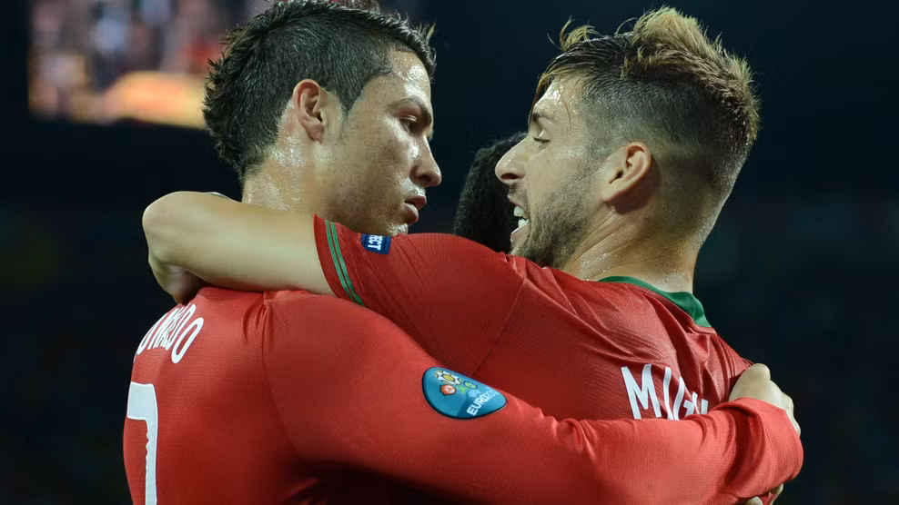 Bàn thắng đến từ sai lầm của hàng thủ Hà Lan. Jetro Willems để mất bóng, Joao Pereira chuyền xuyên qua 3 hậu vệ cho Cristiano Ronaldo đón bóng sút tung lưới Maarten Stekelenburg.