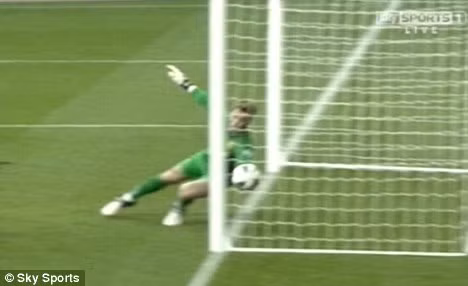 De Gea dường như đã đấm bóng ra khi nó đã nằm trọn trong lưới. De Gea dường như đã đấm bóng ra khi nó đã nằm trọn trong lưới.