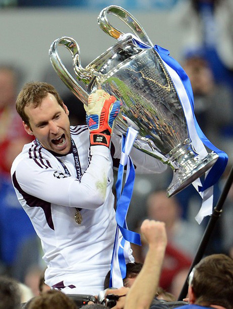 Petr Cech xứng đáng là “dị nhân”. Anh bay như chim để cản phá và phát động bóng bằng chân cũng rất cừ.