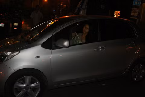 Thái Hà dùng xe Toyota Yaris.