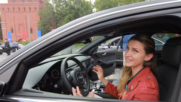 Natalia Antyukh, nhà vô địch chạy vượt rào 400 mét hạnh phúc khi nhận xe Audi. Natalia Antyukh, nhà vô địch chạy vượt rào 400 mét hạnh phúc khi nhận xe Audi.