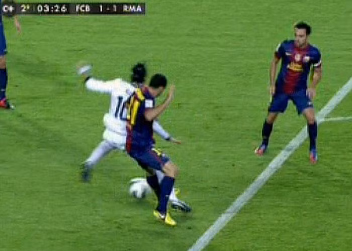 Pha bóng mà báo thân Real tin rằng Oezil đã bị Mascherano cản ngã. Pha bóng mà báo thân Real tin rằng Oezil đã bị Mascherano cản ngã.