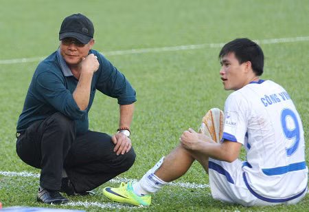 Công Vinh và HLV Thành Vinh. Công Vinh và HLV Thành Vinh.
