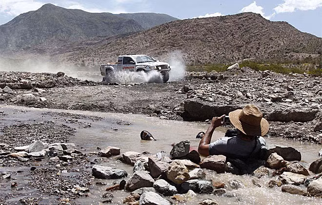 Một phóng viên đang cố gắng ghi lại những bức ảnh đẹp về đường đua Dakar Rally.