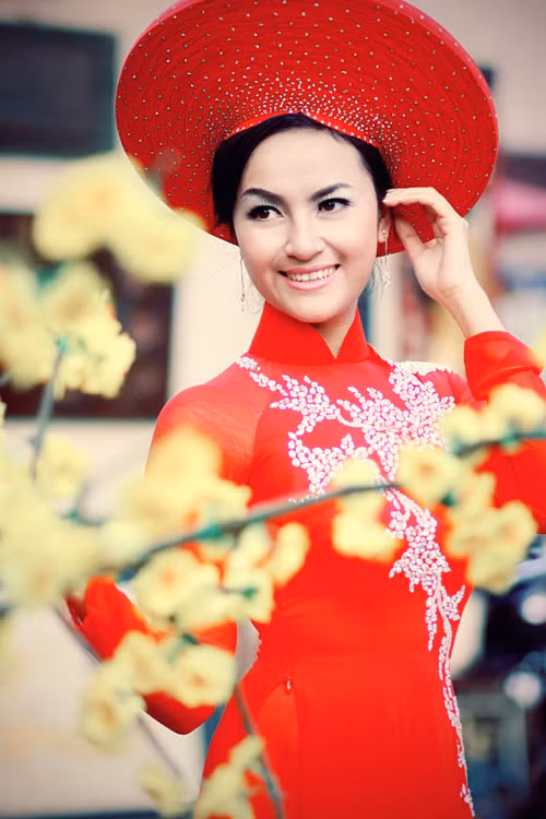 Là một vận động viên thể hình, thế nhưng, Phạm Văn Mách hát live khá tốt và tố chất nghệ sĩ này nhanh chóng được công chúng ghi nhận qua cuộc thi Cặp đôi hoàn hảo giúp anh có cơ hội chạy show liên tục tại các tỉnh. Tết này sẽ là một mùa khá bận rộn dành cho Phạm Văn Mách vì anh đang được khá nhiều bầu show tại các tỉnh mời đi hát.