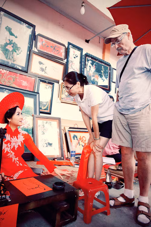 Ngọc Hân là một cô gái quê gốc Cần Thơ, từng gây được ấn tượng mạnh mẽ khi xuất hiện trong cuộc thi Hoa hậu các dân tộc Việt Nam với nền tảng học vấn khá tốt: thạc sĩ Kinh doanh quốc tế và thạc sĩ ngành quan hệ công chúng tại Úc. Hiện tại, Ngọc Hân đang là nghiên cứu sinh tiến sĩ ngành quan hệ công chúng tại Đại học Queensland.