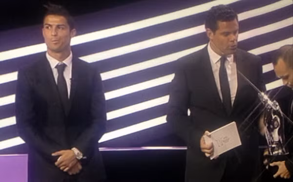 Ronaldo tỏ thái độ không thích khi danh hiệu thuộc về Iniesta.