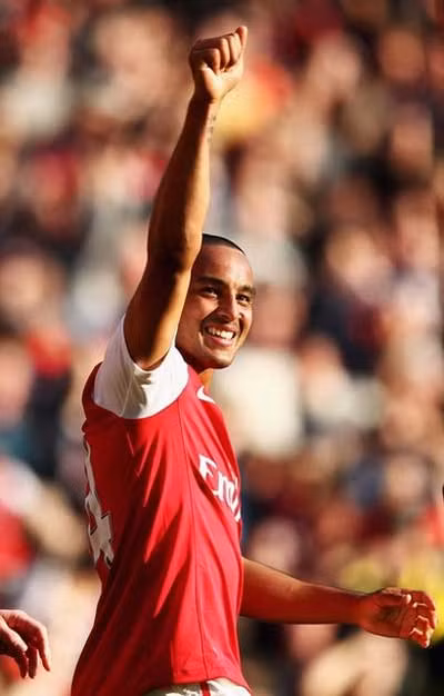 Walcott với cú đúp mang lại thắng lợi đậm đà khó tin cho The Gunners