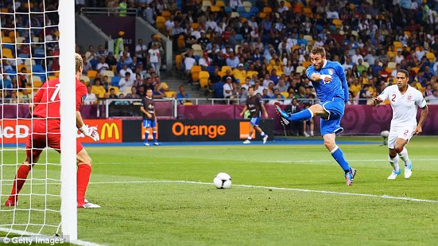 De Rossi tiếp tục bỏ lỡ cơ hội ở đầu hiệp 2.